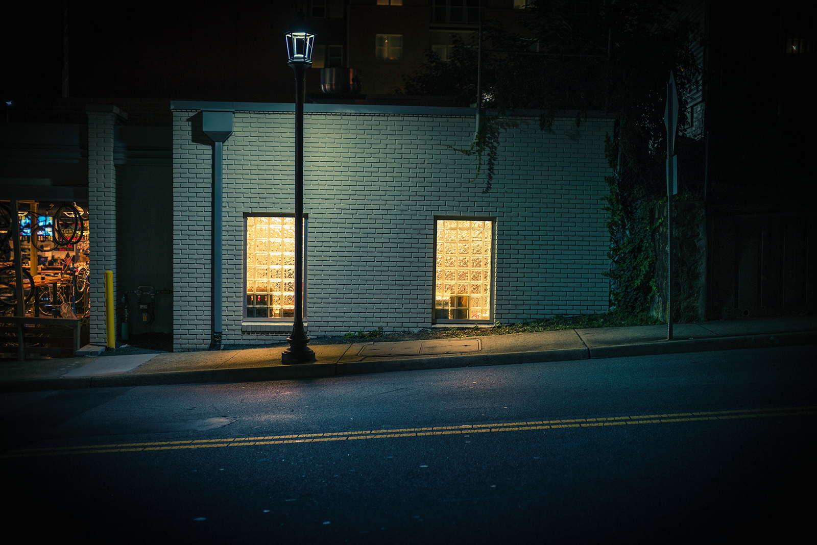 摄影师拍摄夜晚德国无人的街景照